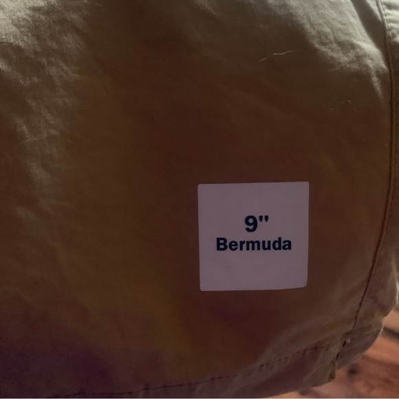 Old Navy w’s 8 - everyday short - mid-rise 8” - khaki Bermuda style - Picture 5 of 5